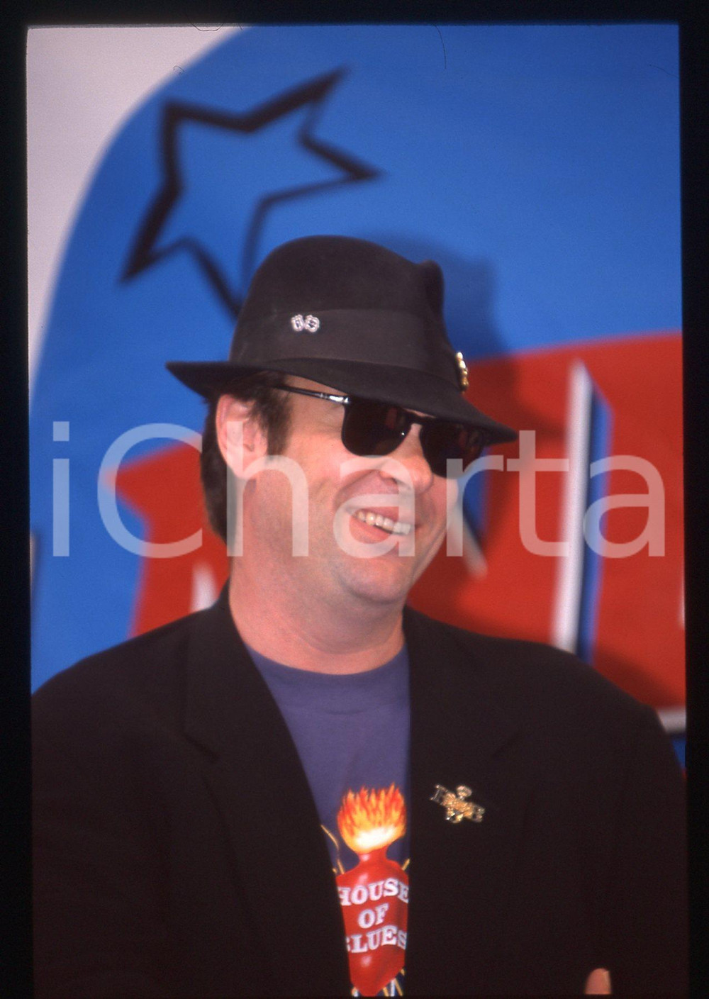 35mm vintage slide* 1998 CANNES Dan AYKROYD al PLANET HOLLYWOOD - Photocall (2)  Diapositiva d'epoca, in formato 35 mm. Nella diapositiva compare Dan Aykroyd in occasione della presentazione del film "Blues Brothers 2000" al ristorante "Planet Hollywood" di Cannes, il 15 maggio 1998.CONDIZIONI: GOOD Tutti i diritti riservati.E' severamente vietata la riproduzione. ICharta mette in vendita, sul negozio eBay e in esclusiva sul sito "icharta" il proprio archivio composto da numerose diapositive e negativi fotografici d'epoca, tutti originali e autentici, che attraversano la storia del costume italiano tra gli la fine degli anni Sessanta e Novanta.Si tratta di uno sguardo inedito sull'attualit&agrave;, la politica, la vita quotidiana, il gossip e la cultura, che fotografa il cambiamento della nazione in quest'ultimo scorcio del XX secolo. Un'occasione unica per il mercato del collezionismo, che vede finalmente disponibile un archivio eccezionale per vastit&agrave;, tematiche e condizioni, in un settore (il negativo fotografico e la diapositiva) di assoluta novit&agrave; e dalle interessanti prospettive di investimento.  originale e autentica 1