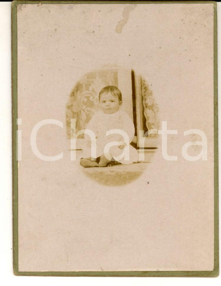 Fotografia d epoca originale 1900 ca AREA LOMBARDA ? Ritratto di bambina vicino all uscio Foto 10x12 cm 1