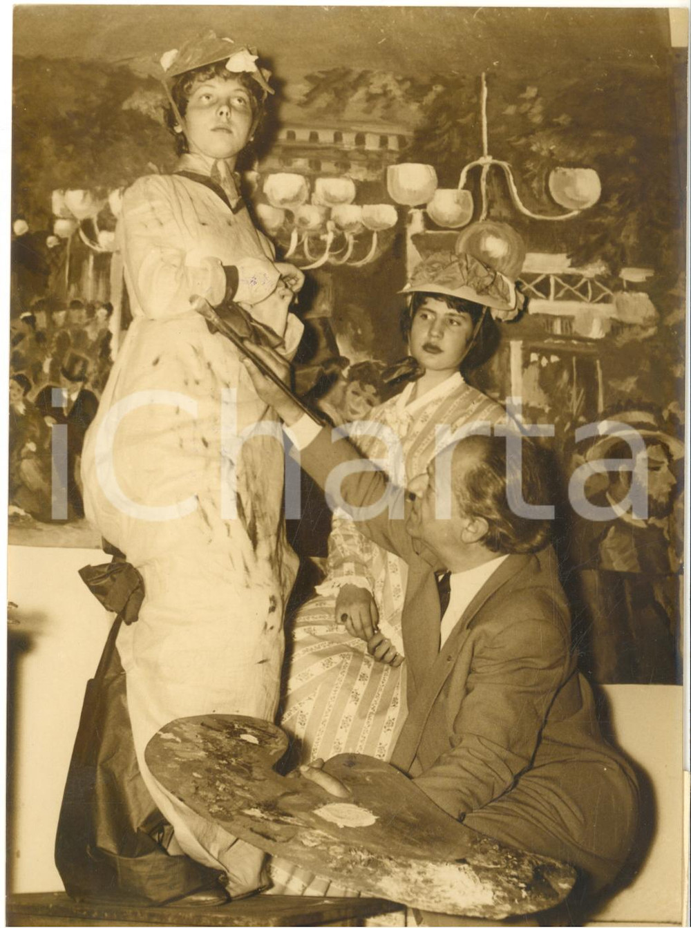 1956 PARIS Paul COLIN prépare robes pour BAL RENOIR au Moulin de la Galette