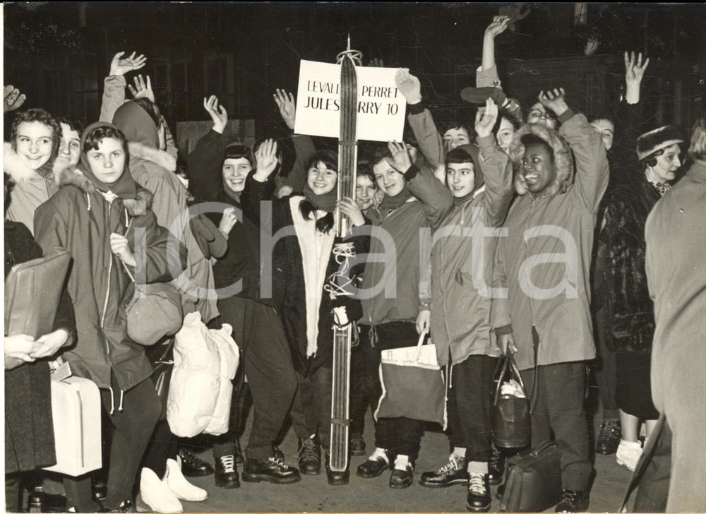 1958 PARIS Ecoliers de la Seine partent pour les "Classes de neige" *Photo 18x13 Fotografia d'epoca con didascalia coeva.  CONDIZIONI: G FORMATO:  18x13 cm     originale e autentica 1