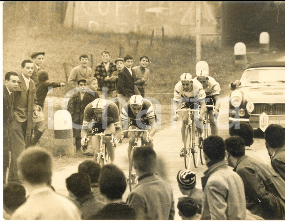 1960 TROFEO BARACCHI Jacques ANQUETIL Rolf GRAF RenÃ© STREHLER Willy TREPP  Fotografia d'epoca con didascalia coeva al verso.   CONDIZIONI: POOR (piegatura all'angolo superiore sinistro; sovraimpressione al margine inferiore; difetti di stampa) FORMATO: 18x13 cm     originale e autentica 1