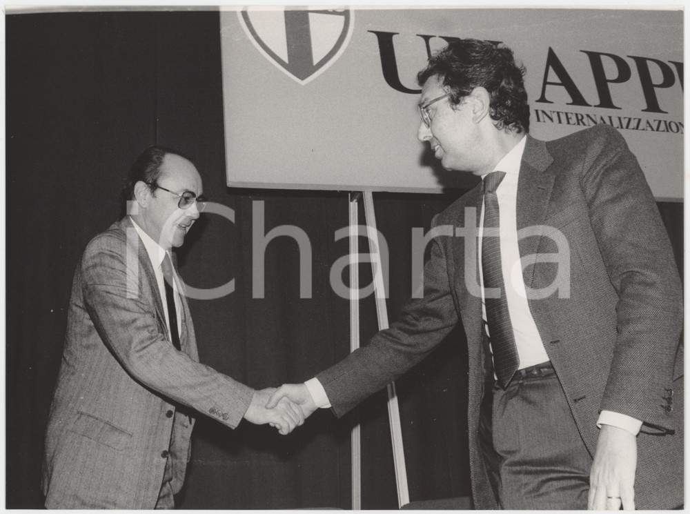 Fotografia d epoca originale 1985 ca MILANO Stretta di mano tra Roberto MAZZOTTA e Gianni ZANDANO Foto 24x18 1