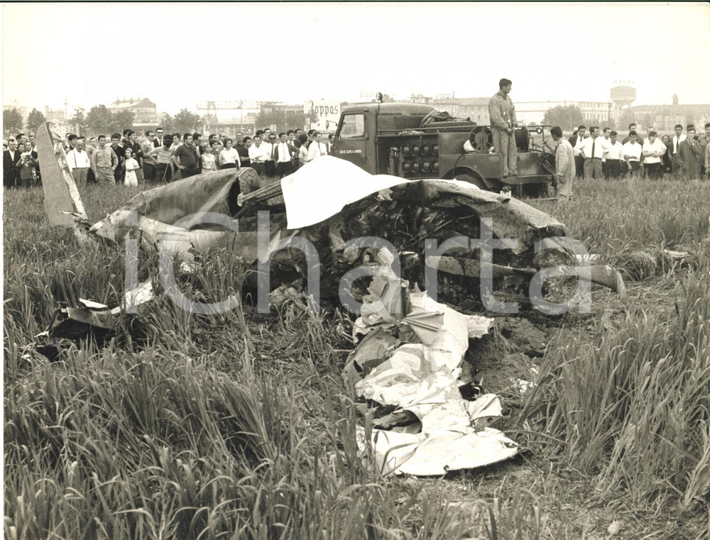 1966 BRESSO Manifestazione aerea - Rottami velivolo di Rinaldo MALASPINA *Foto Fotografia d'epoca, con didascalia coeva al verso.  CONDIZIONI: FAIR (piegature angolari e sovraimpressioni) FORMATO: 24x18 cm    originale e autentica 1