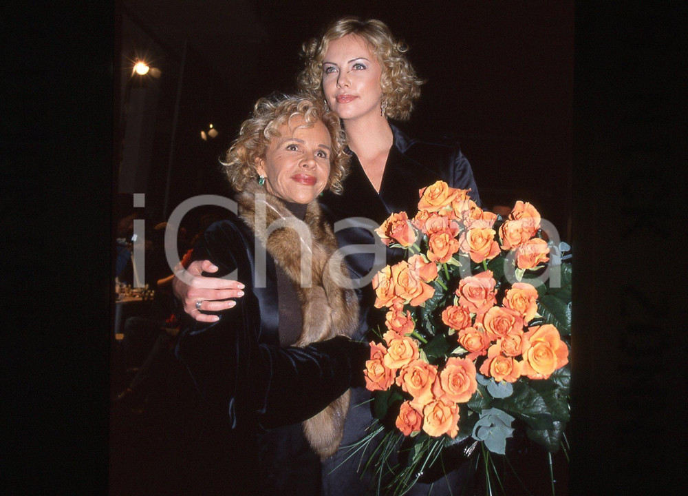 Fotografia d epoca originale 35mm vintage slide 2001 MILANO Evento BLUMARINE Charlize THERON Anna MOLINARI 3 1