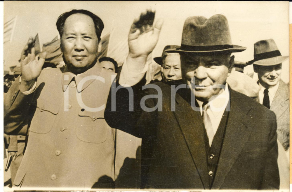 1957 PEKING (CHINA) Mao ZEDONG welcomes USSR president Kliment VOROSHILOV