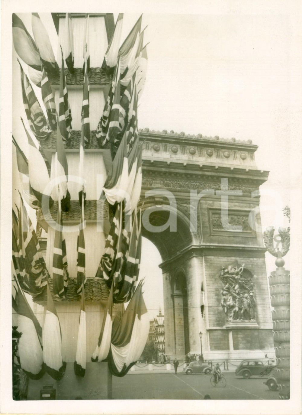 Fotografia d epoca originale 1938 PARIS La Place de l Etoile pavesata per visita dei Reali d INGHILTERRA 1