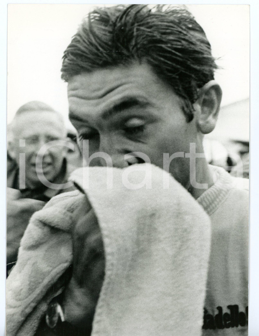 1968 CICLISMO - GIRO D'ITALIA Ritratto di Eddy MERCKX *Fotografia 13x18 cm Fotografia d'epoca con didascalia coeva.  CONDIZIONI: FAIR (bassa qualit&agrave; di stampa) FORMATO: 13x18 cm     originale e autentica 1