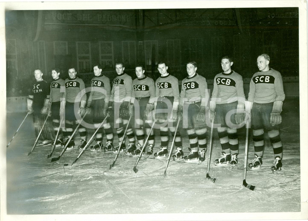 Fotografia d epoca originale 1942 MILANO Hockey su ghiaccio A.M.D.G. MILANO batte squadra di BERNA Foto 1