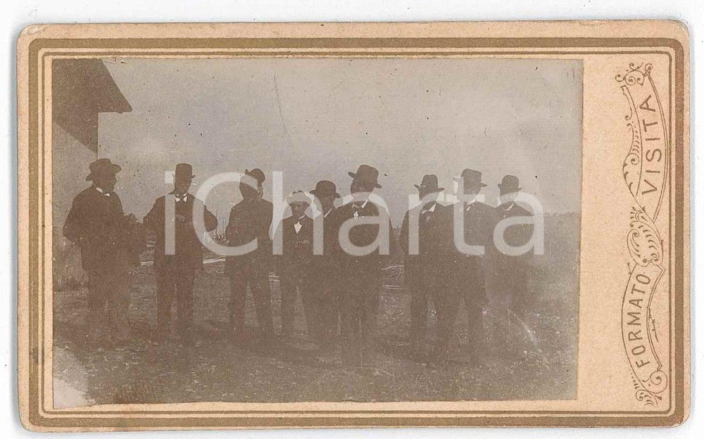 1900 ca ITALIA Gruppo di uomini eleganti - Foto VINTAGE CDV Fotografia d'epoca in formato cartolina postale. FAIR/discreto Lievi smussature agli angoli Formato: 10x6 originale e autentica 1