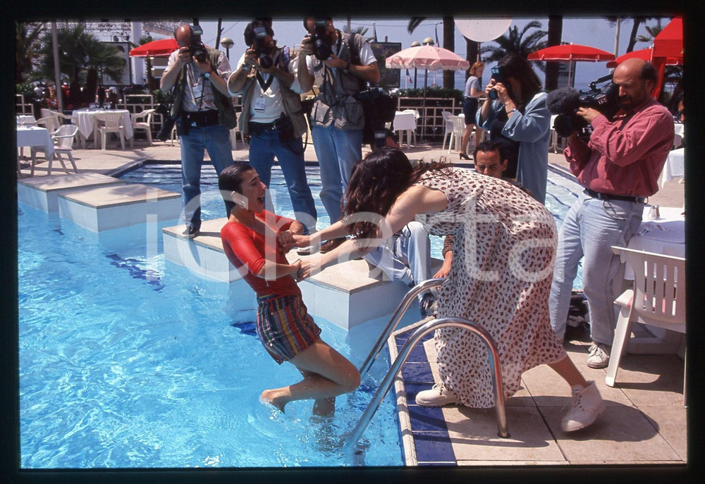 35mm vintage slide* 1994 FESTIVAL CANNES Lucia SARDO bagno in piscina vestita 2