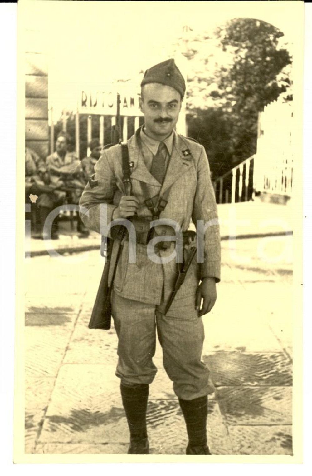 Fotografia d epoca originale 1941 WWII FIESOLE Ufficiale posa presso un ristorante con i commilitoni Foto 1