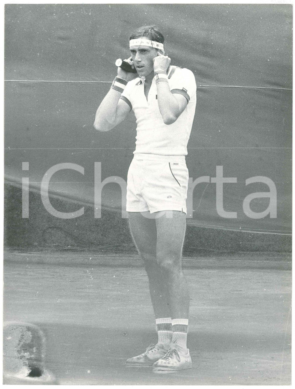 Fotografia d epoca originale 1975 ca ITALIA  TENNIS  Corrado BARAZZUTTI in campo  Foto 18x24 cm 1