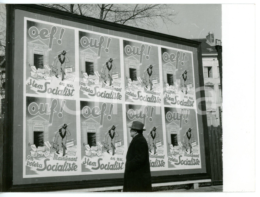 1954 BELGIO Campagna elettorale - Manifesti PARTITO SOCIALISTA (PSB) *Foto 18x13 Fotografia d'epoca con didascalia coeva.  CONDIZIONI: FAIR (piegature agli angoli superiore e inferiore) FORMATO: 18x13 cm     originale e autentica 1
