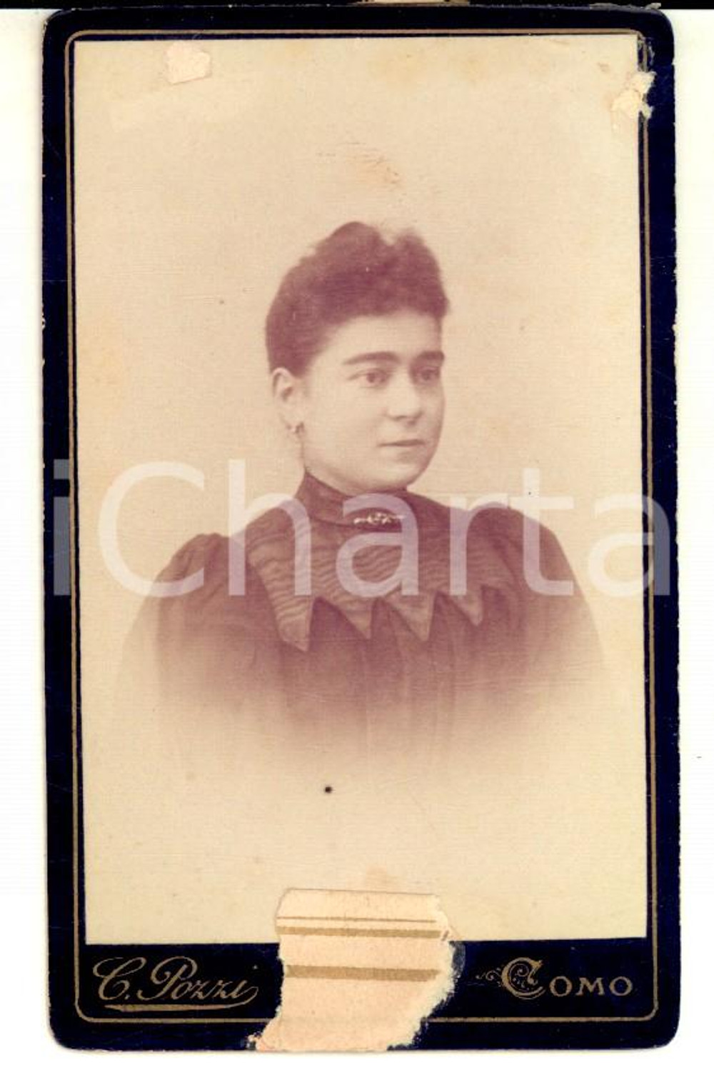 Fotografia d epoca originale 1900 ca COMO Ritratto di donna in abito scuro Foto C. POZZI CDV 1