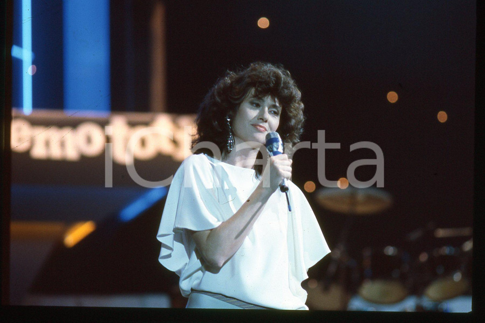 35mm vintage slide* 1985 ca ITALIA - MUSICA, Gigliola CINQUETTI Ritratto (187)  Diapositiva d'epoca, in formato 35 mm.CONDIZIONI: GOODE' severamente vietata la riproduzione. Tutti i diritti sono riservati.Nella diapositiva ICharta mette in vendita, sul negozio eBay e in esclusiva sul sito "icharta" il proprio archivio composto da numerose diapositive e negativi fotografici d'epoca, tutti originali e autentici, che attraversano la storia del costume italiano tra gli la fine degli anni Sessanta e Novanta.Si tratta di uno sguardo inedito sull'attualit&agrave;, la politica, la vita quotidiana, il gossip e la cultura, che fotografa il cambiamento della nazione in quest'ultimo scorcio del XX secolo. Un'occasione unica per il mercato del collezionismo, che vede finalmente disponibile un archivio eccezionale per vastit&agrave;, tematiche e condizioni, in un settore (il negativo fotografico e la diapositiva) di assoluta novit&agrave; e dalle interessanti prospettive di investimento. GOOD/buono   originale e autentica 1