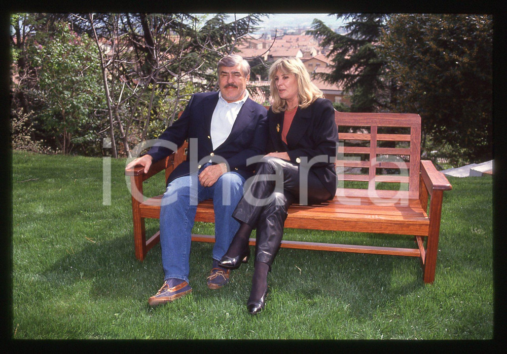 35mm vintage slide* 1990 ca CINEMA Mario ADORF Monique FAYE - Ritratto (1)  Diapositiva d'epoca, in formato 35 mm.CONDIZIONI: GOOD   Tutti i diritti riservati.E' severamente vietata la riproduzione. ICharta mette in vendita, sul negozio eBay e in esclusiva sul sito "icharta" il proprio archivio composto da numerose diapositive e negativi fotografici d'epoca, tutti originali e autentici, che attraversano la storia del costume italiano tra gli la fine degli anni Sessanta e Novanta.Si tratta di uno sguardo inedito sull'attualit&agrave;, la politica, la vita quotidiana, il gossip e la cultura, che fotografa il cambiamento della nazione in quest'ultimo scorcio del XX secolo. Un'occasione unica per il mercato del collezionismo, che vede finalmente disponibile un archivio eccezionale per vastit&agrave;, tematiche e condizioni, in un settore (il negativo fotografico e la diapositiva) di assoluta novit&agrave; e dalle interessanti prospettive di investimento.  originale e autentica 1