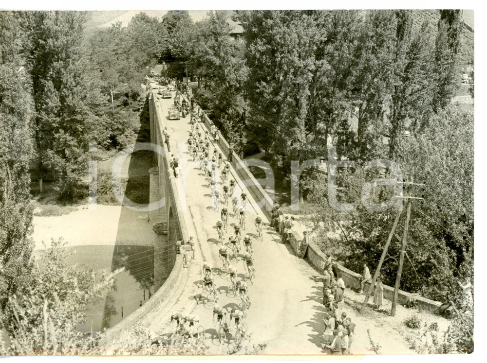 1960 CICLISMO TOUR DE FRANCE - LE ROZIER Corridori attraversano ponte sul TARN