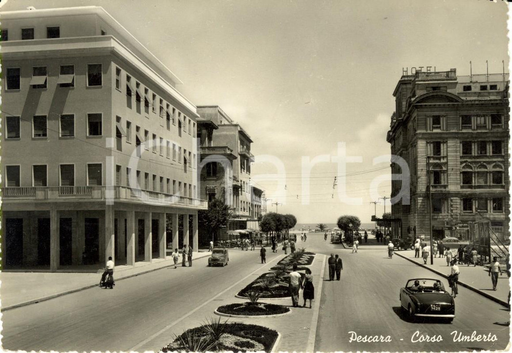 Cartolina originale da collezione 1953 PESCARA Veduta di corso UMBERTO con automobili e passanti Cartolina FG VG 1