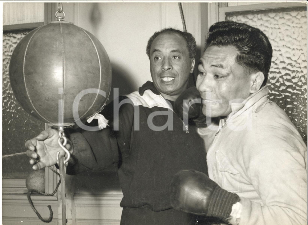 1960 BEVERLEY (UK) Roy FRANCIS training boxer from Tonga Johnny HALAFIHI *Photo