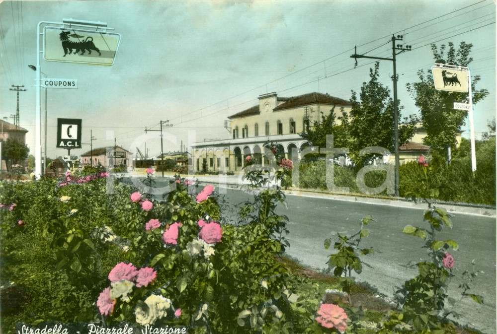 Cartolina originale da collezione 1960 STRADELLA (PV) Piazzale Stazione distributore AGIP Cartolina FG VG 1