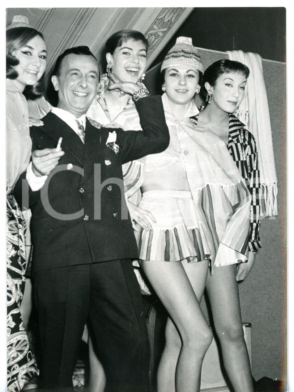 1953 SAINT-VINCENT Sarto Emilio SCHUBERTH tra le sue indossatrici *Foto 13x18 cm