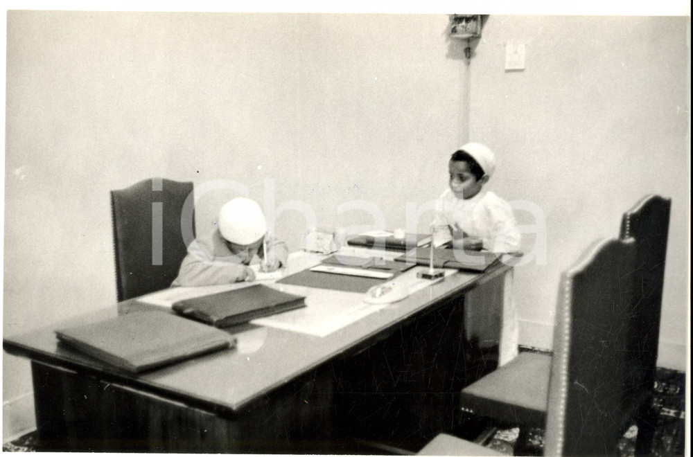 Fotografia d epoca originale 1965 ca ARABIA SAUDITA Principe Makhur ibn SAUD gioca alla scrivania Foto 25x16 1