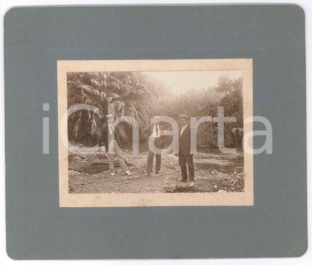 1910 ca ITALIA Tre escursionisti presso un laghetto - Foto VINTAGE 19x16 cm  Fotografia d'epoca, su cartoncino rigido. GOOD/buono  Formato: 19x16 cm originale e autentica 1