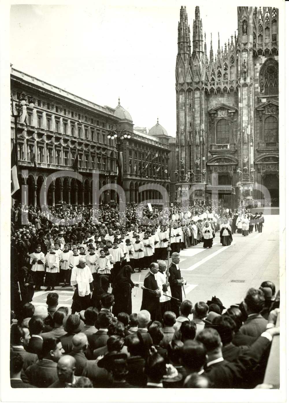 Fotografia d epoca originale 1939 MILANO La processione del SANTO CHIODO arriva sul sagrato del DUOMO Foto 1