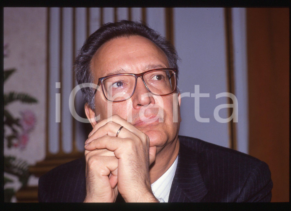 35mm vintage slide* 1990 ca POLITICA Paolo BABBINI Ritratto deputato PSI (2)  Diapositiva d'epoca, in formato 35 mm.CONDIZIONI: GOOD Tutti i diritti riservati.E' severamente vietata la riproduzione. ICharta mette in vendita, sul negozio eBay e in esclusiva sul sito "icharta" il proprio archivio composto da numerose diapositive e negativi fotografici d'epoca, tutti originali e autentici, che attraversano la storia del costume italiano tra gli la fine degli anni Sessanta e Novanta.Si tratta di uno sguardo inedito sull'attualit&agrave;, la politica, la vita quotidiana, il gossip e la cultura, che fotografa il cambiamento della nazione in quest'ultimo scorcio del XX secolo. Un'occasione unica per il mercato del collezionismo, che vede finalmente disponibile un archivio eccezionale per vastit&agrave;, tematiche e condizioni, in un settore (il negativo fotografico e la diapositiva) di assoluta novit&agrave; e dalle interessanti prospettive di investimento.  originale e autentica 1