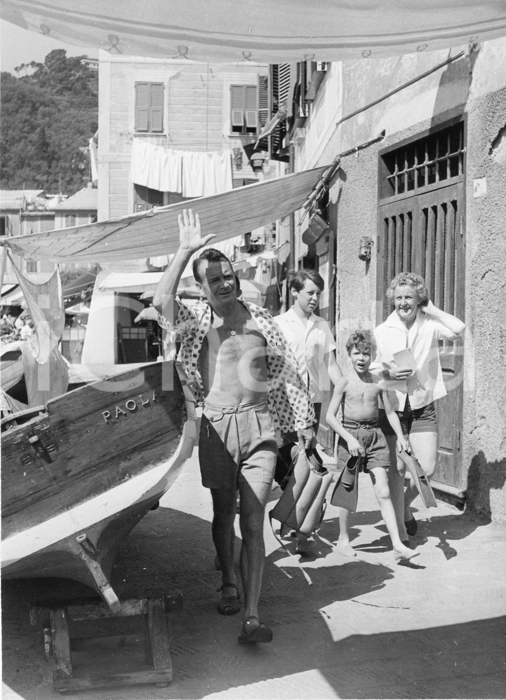 1958 PORTOFINO John MILLS in vacanza con Mary Hayley BELL e figli (6) Foto 18x24 1958Fotografia vintage rara d'epoca.Timbro archivio Publifoto Genova al verso.FORMATO: 18x24 cm CONDIZIONI: G (minima sbrecciatura angolare)ICHARTA mette in vendita le stampe vintage della collezione Publifoto Genova, per la maggior parte inedita o in tiratura di pochi esemplari. Si tratta di un'ottima opportunit&agrave; di investimento per i collezionisti di fotografie d'epoca.    originale e autentica 1