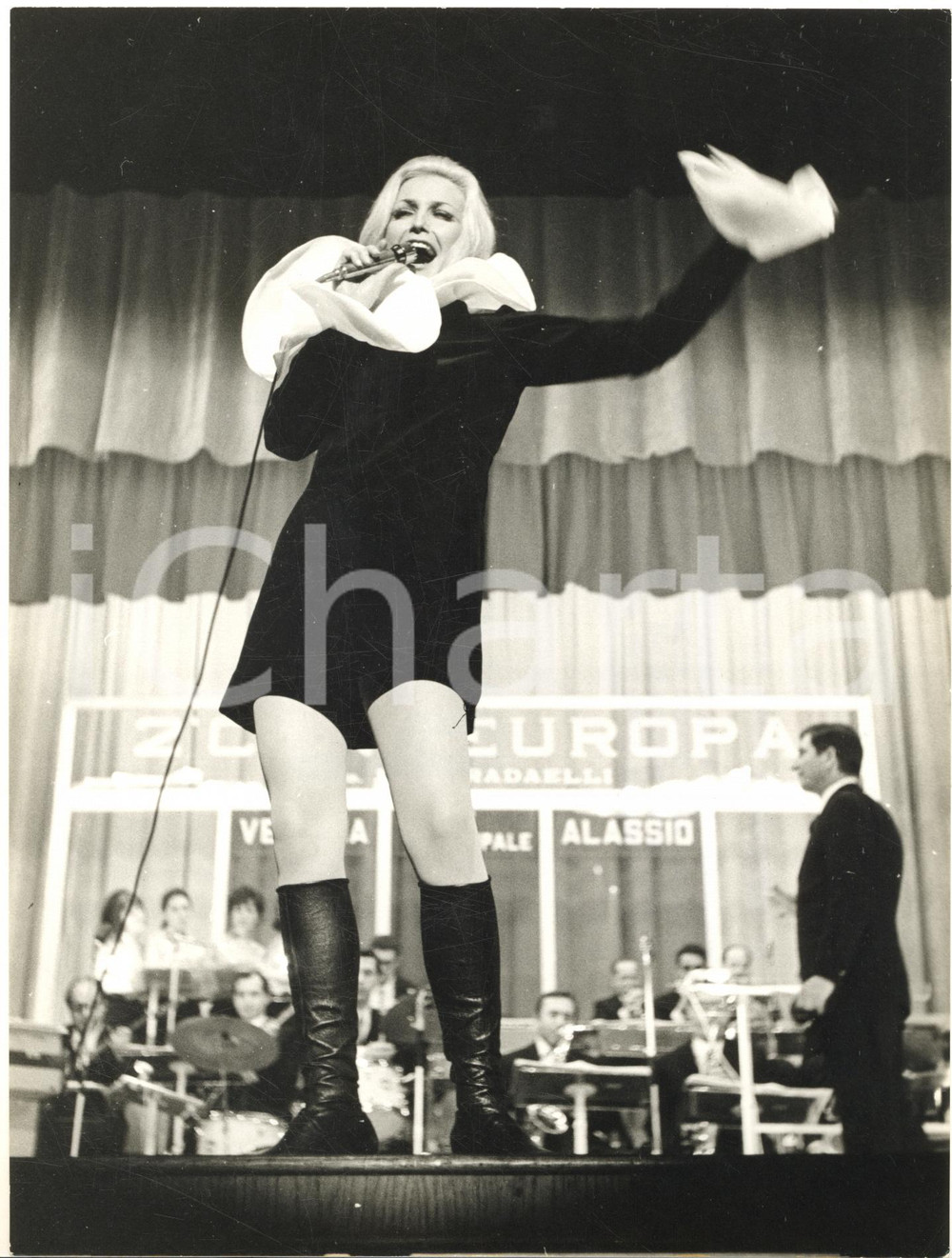1967 CANTAEUROPA MILANO Stadio OLIMPIA - Patty PRAVO sul palco - Foto 18x24 cm