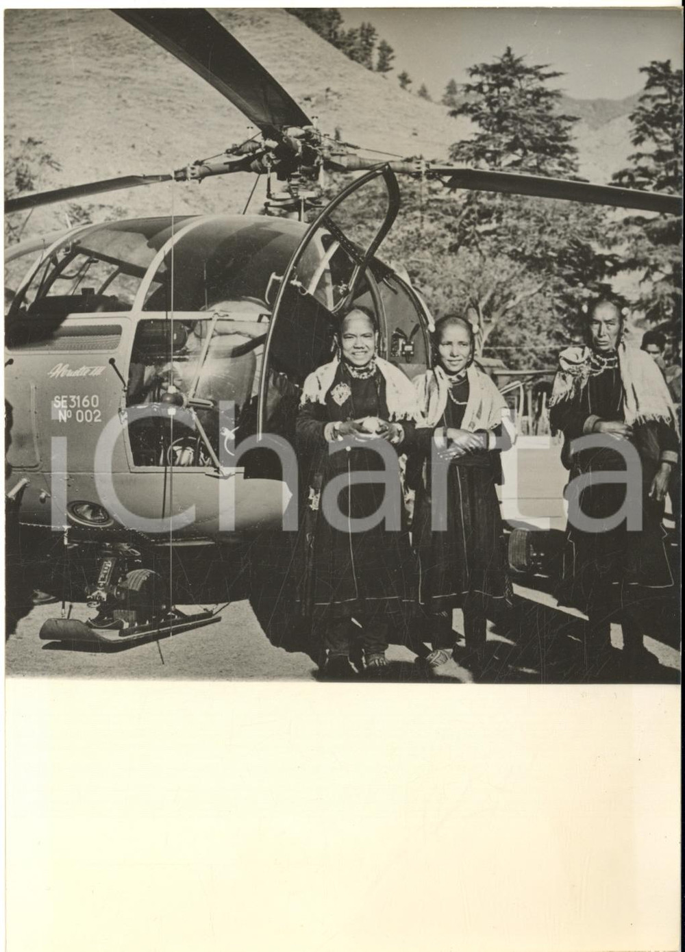 1960 KULU (TIBET) Donne tibetane con l'elicottero ALOUETTE III di Jean Boulet 