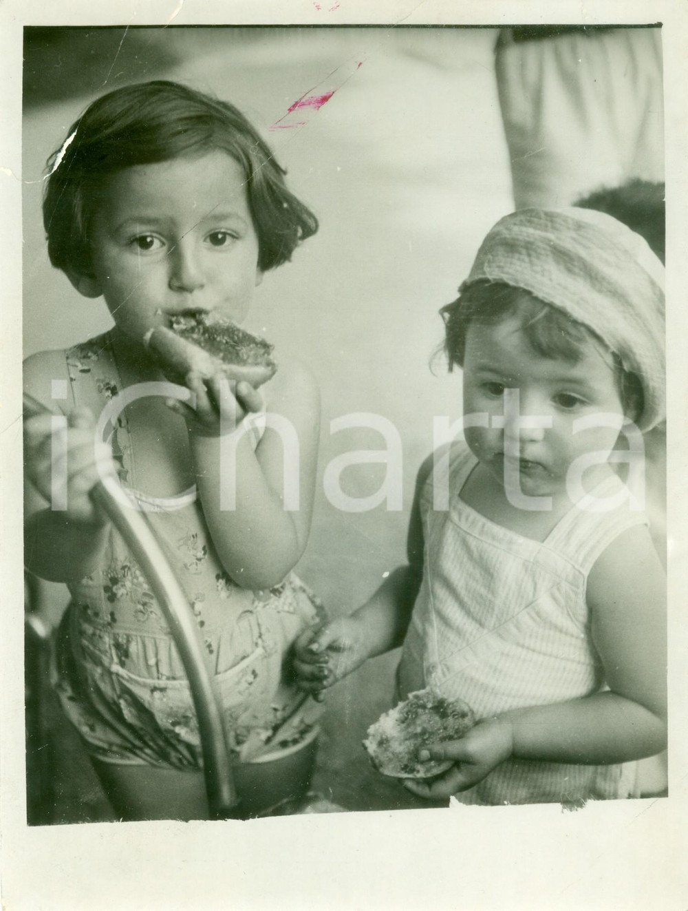 Fotografia d epoca originale 1937 MILANO Bambini fanno merenda al Parco SEMPIONE Fotografia DANNEGGIATA 1