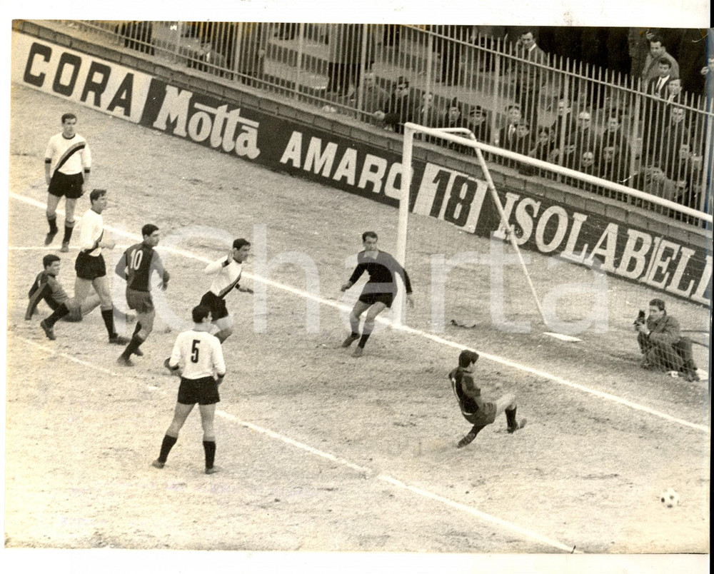 Fotografia d epoca originale 1965 CALCIO SERIE A INTERGENOA 41 Un goal dell INTER Fotografia 24x18 1