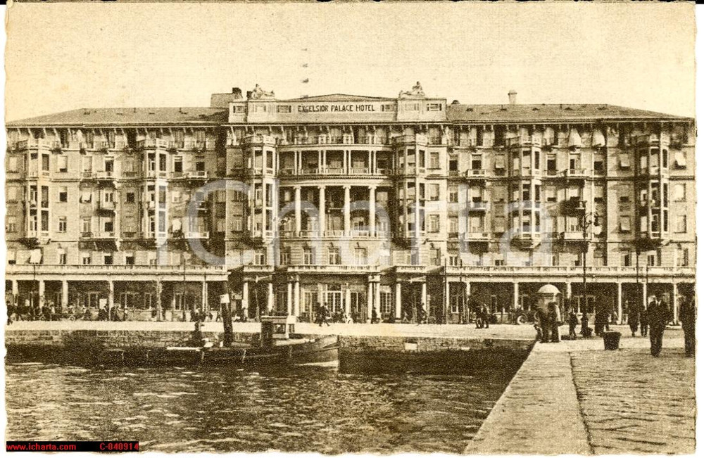 Cartolina originale da collezione 1935 Trieste - Savoia Excelsior e banchina animata 1