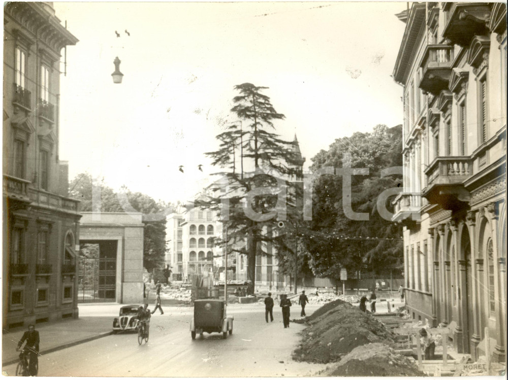 Fotografia d epoca originale 1930 ca MILANO La pianta secolare in via DEI GIARDINI durante i lavori Foto 1