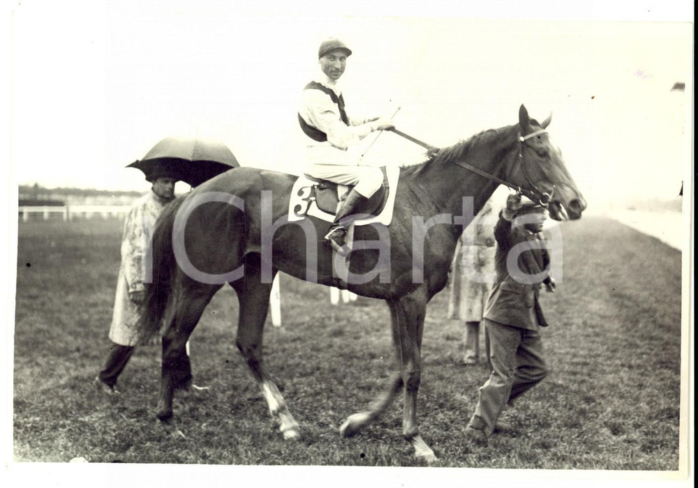 Fotografia d epoca originale 1933 MILANO SAN SIRO Ippica DOSSA DOSSI vince Gran Premio OAKS d Italia Foto 1