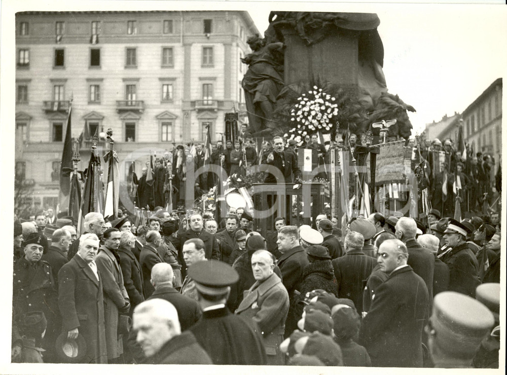 Fotografia d epoca originale 1934 MILANO Anniversario CINQUE GIORNATE Porta VITTORIA  Folla e oratore Foto 1