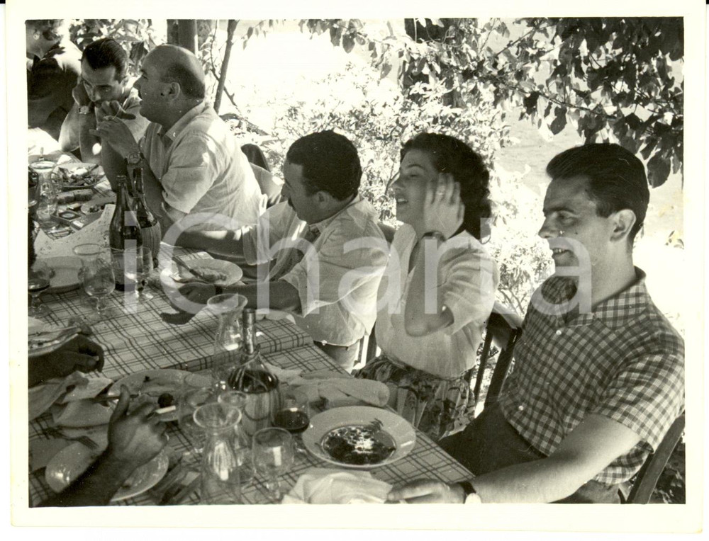 Fotografia d epoca originale 1950 IL LEONE DI AMALFI Pausa sul set Regista PIETRO FRANCISCI a tavola Foto 1