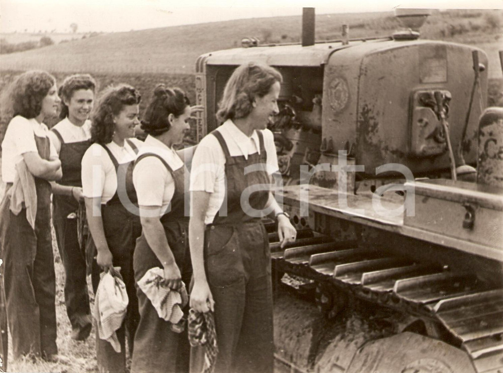 Fotografia d'epoca originale 1941 CAMPAGNA ROMANA  Donne vicino a TRATTORE al lavoro nei campi *Fotografia 1