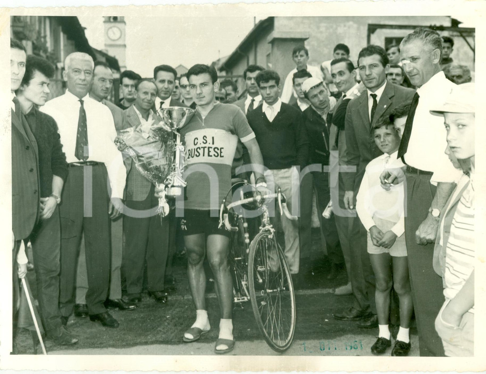 Fotografia d epoca originale 1961 OSPITALETTO DI CORMANO Campione CSI BUSTESE vince Coppa ACI Ciclismo Foto 1