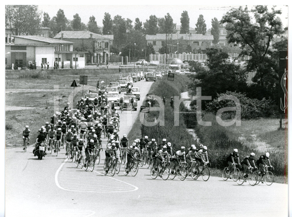 1967 CICLISMO GIRO D'ITALIA - PORTO GARIBALDI (COMACCHIO) Passaggio del gruppo