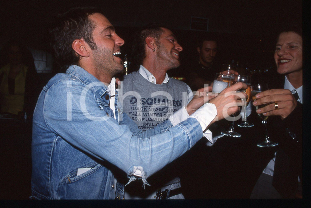 35mm vintage slide*2001- MODA - DSQUARED2 Dean e Dan CATEN Festa nel backstage 