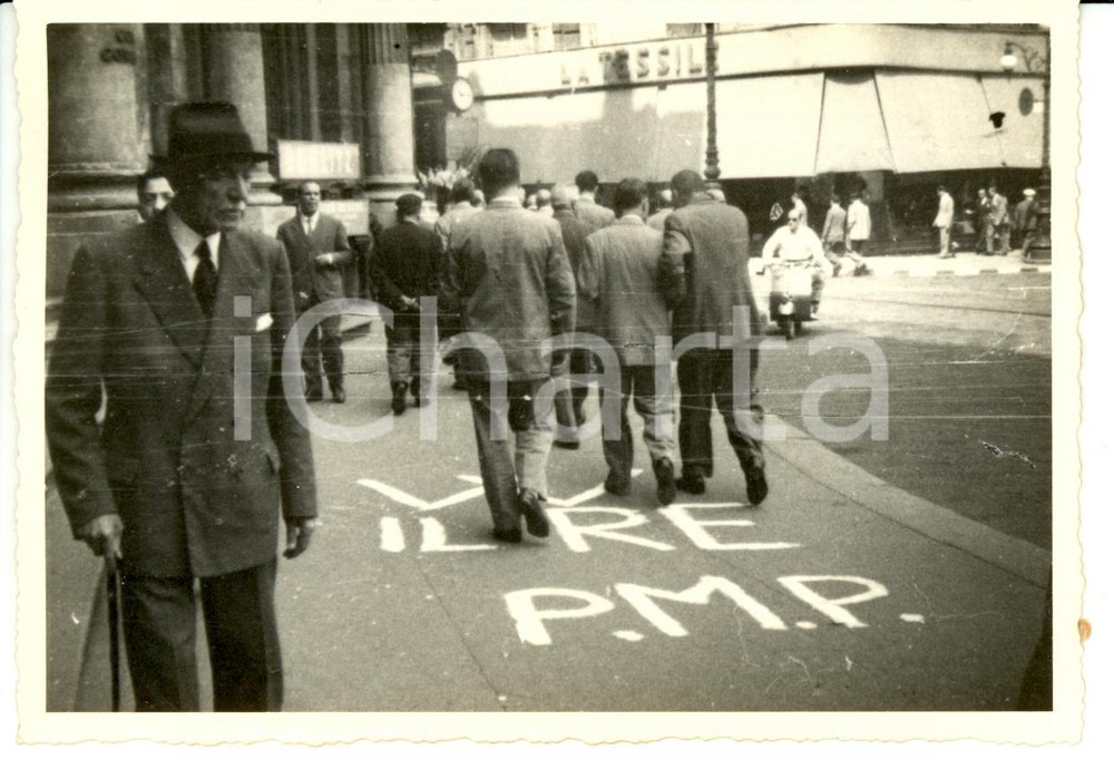 Fotografia d epoca originale 1955 MILANO W il Re  Scritte PARTITO MONARCHICO POPOLARE  LA TESSILE Foto 1