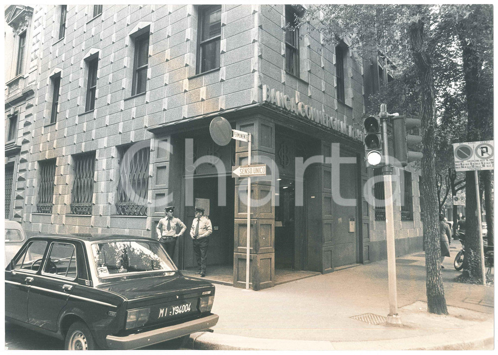 Fotografia d epoca originale 1978 MILANO Via Borgonuovo  Guardie fuori da Banca Commerciale Italiana  Foto 1