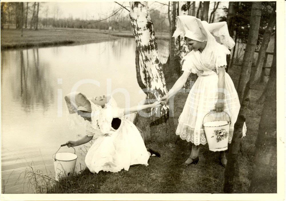 Fotografia d epoca originale 1937 SPRREWALD D Donne in costume tradizionale rito PASQUALE dell acqua Foto 1