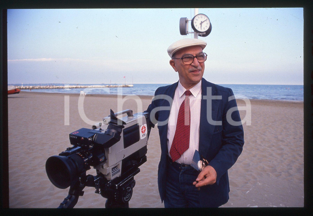 35mm vintage slide*1990 LIDO DI VENEZIA Alberto LATTUADA con cinepresa SONY 1