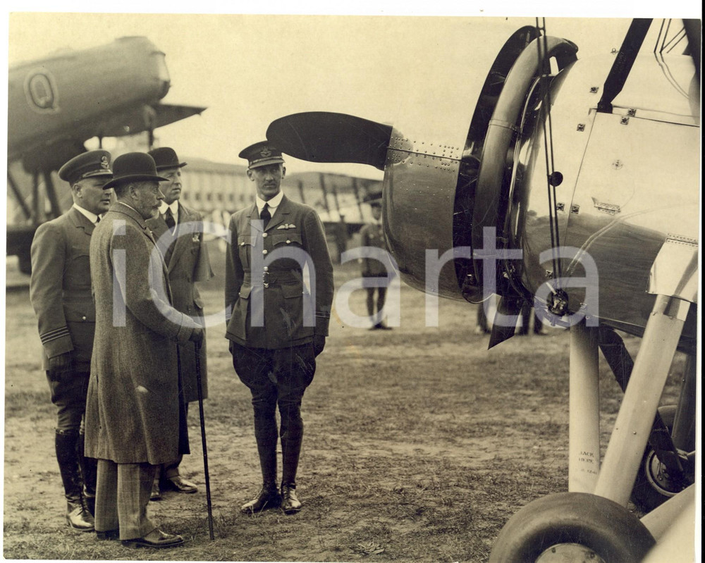 Fotografia d epoca originale 1940 ca ENGLAND RAF ROYAL AIR FORCE Ispezione di un velivolo Foto 23x18 1