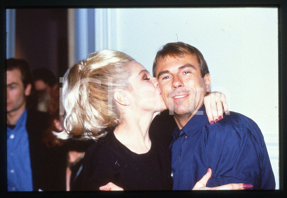 35mm vintage slide* 1990 MODA Thierry MUGLER Ritratto dello stilista (1)  Diapositiva d'epoca, in formato 35 mm.CONDIZIONI: GOOD (lieve segno superficiale nella parte superiore) Tutti i diritti riservati.E' severamente vietata la riproduzione. ICharta mette in vendita, sul negozio eBay e in esclusiva sul sito "icharta" il proprio archivio composto da numerose diapositive e negativi fotografici d'epoca, tutti originali e autentici, che attraversano la storia del costume italiano tra gli la fine degli anni Sessanta e Novanta.Si tratta di uno sguardo inedito sull'attualit&agrave;, la politica, la vita quotidiana, il gossip e la cultura, che fotografa il cambiamento della nazione in quest'ultimo scorcio del XX secolo. Un'occasione unica per il mercato del collezionismo, che vede finalmente disponibile un archivio eccezionale per vastit&agrave;, tematiche e condizioni, in un settore (il negativo fotografico e la diapositiva) di assoluta novit&agrave; e dalle interessanti prospettive di investimento.  originale e autentica 1