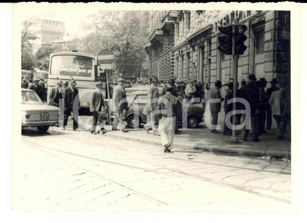 Fotografia d epoca originale 1972 MILANO Adunata Nazionale ALPINI Arrivo al Foro BUONAPARTE Foto 12x9 1